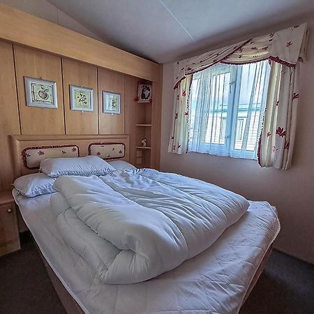 8 Berth Caravan With Decking To Hire At Naze Marine In Essex Ref 17045Nm Уолтон-он-Наз Экстерьер фото