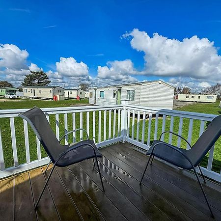 8 Berth Caravan With Decking To Hire At Naze Marine In Essex Ref 17045Nm Уолтон-он-Наз Экстерьер фото