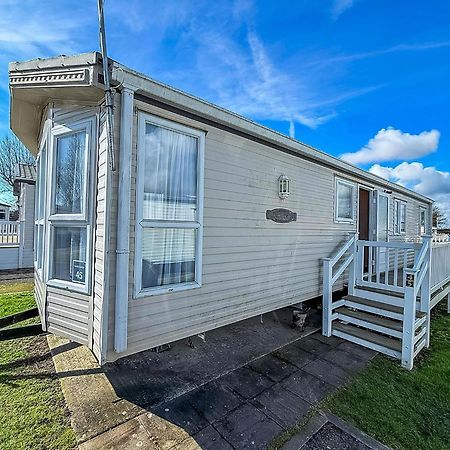 8 Berth Caravan With Decking To Hire At Naze Marine In Essex Ref 17045Nm Уолтон-он-Наз Экстерьер фото