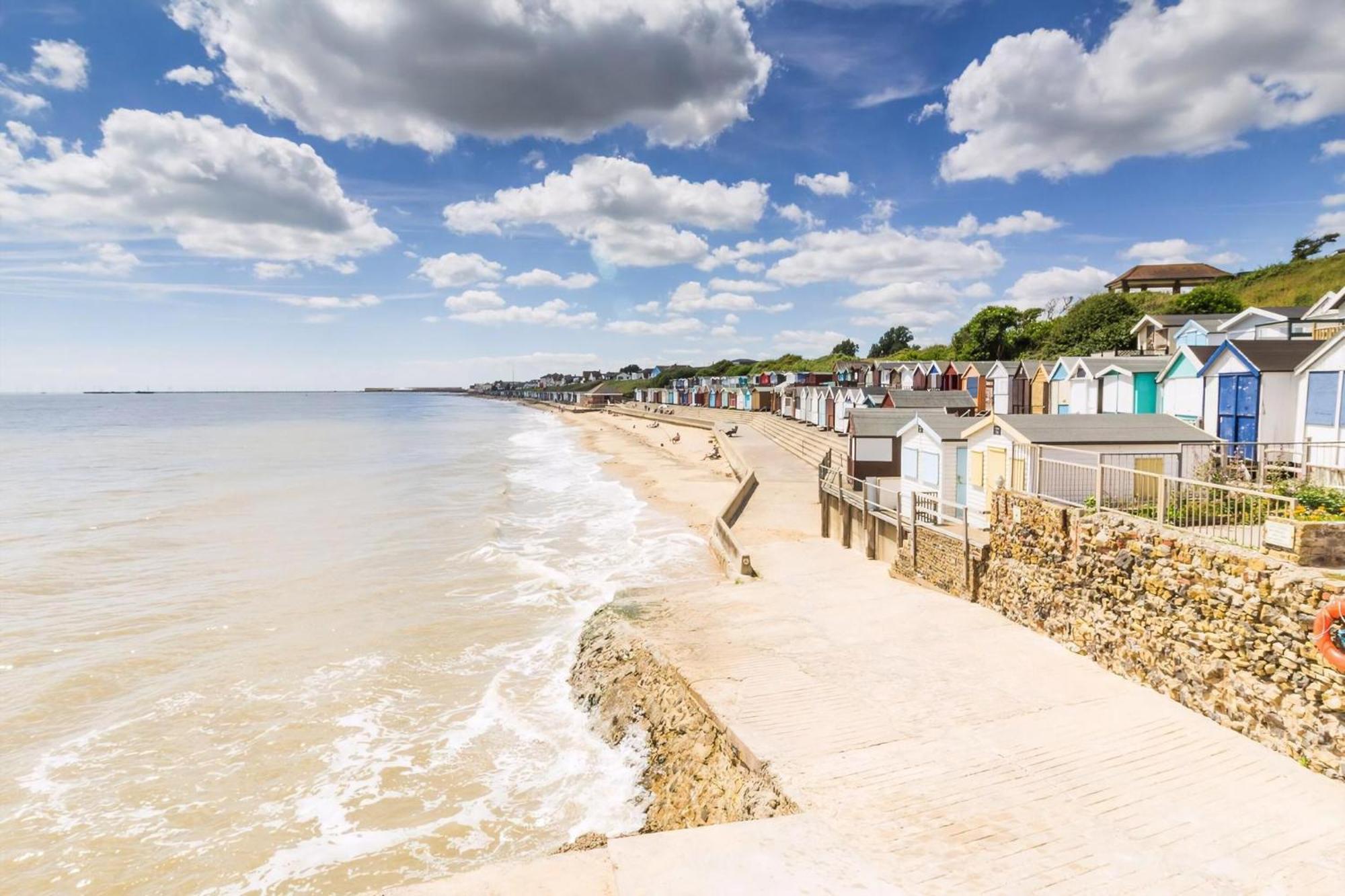 8 Berth Caravan With Decking To Hire At Naze Marine In Essex Ref 17045Nm Уолтон-он-Наз Экстерьер фото