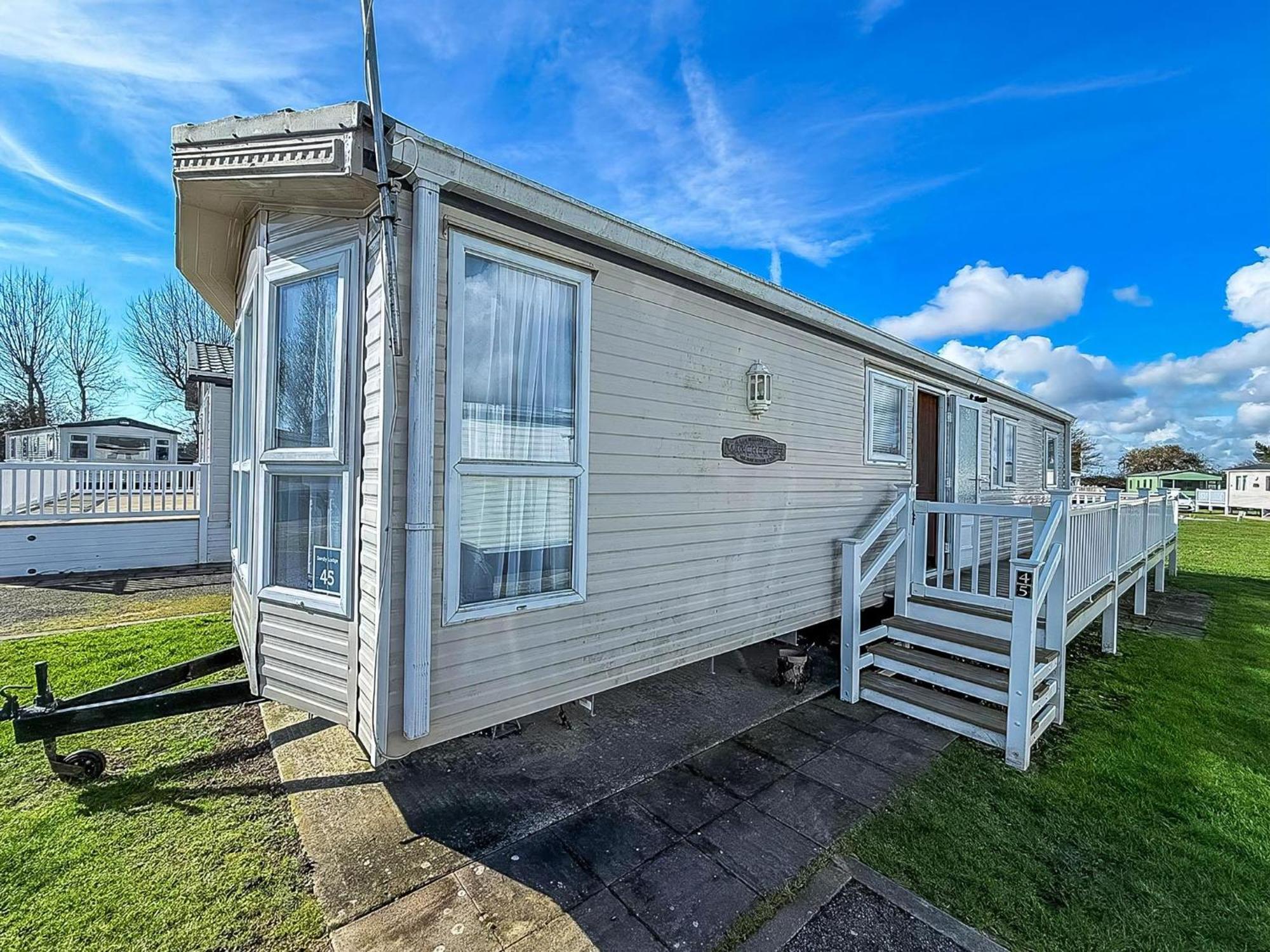8 Berth Caravan With Decking To Hire At Naze Marine In Essex Ref 17045Nm Уолтон-он-Наз Экстерьер фото