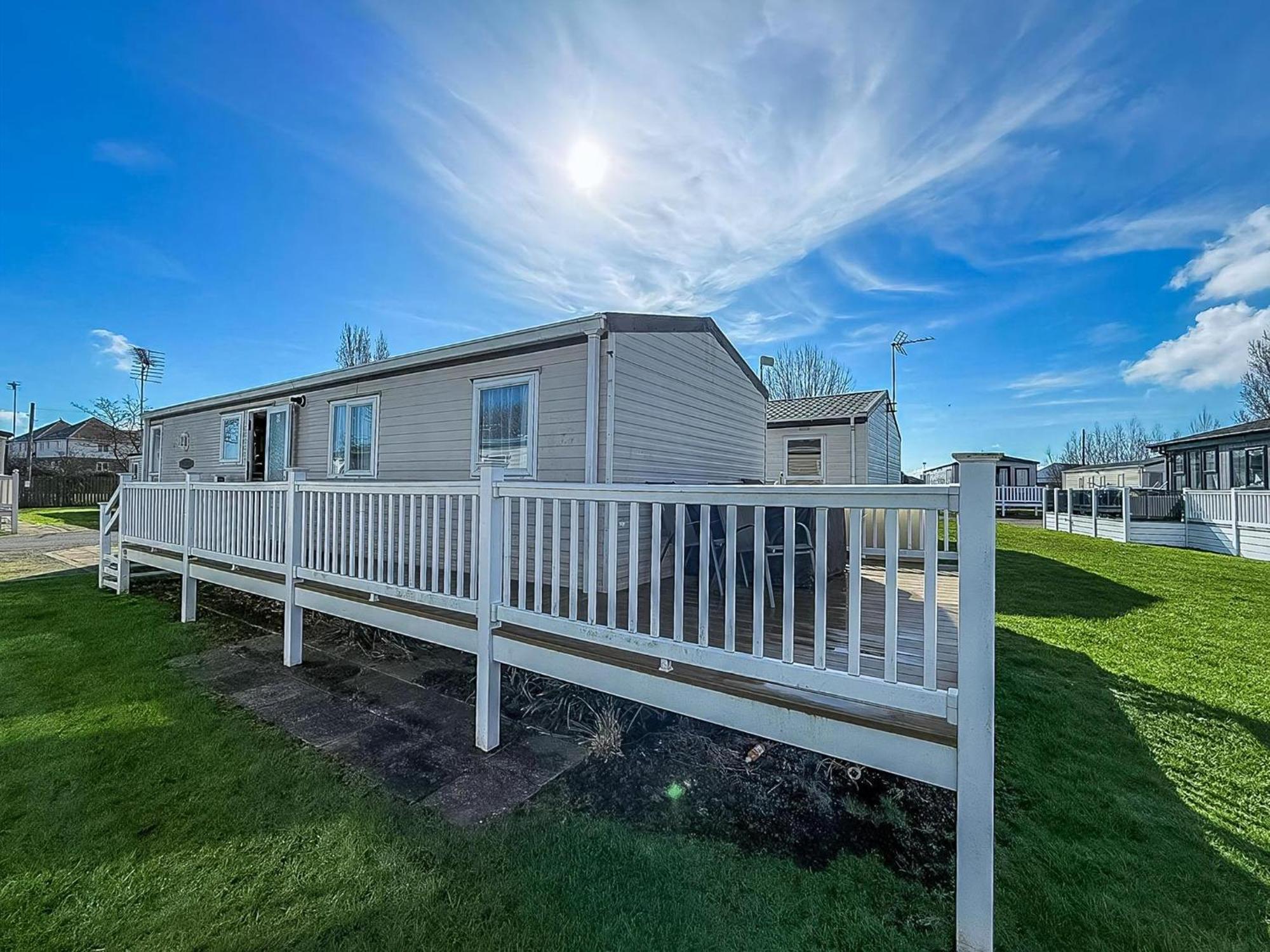 8 Berth Caravan With Decking To Hire At Naze Marine In Essex Ref 17045Nm Уолтон-он-Наз Экстерьер фото