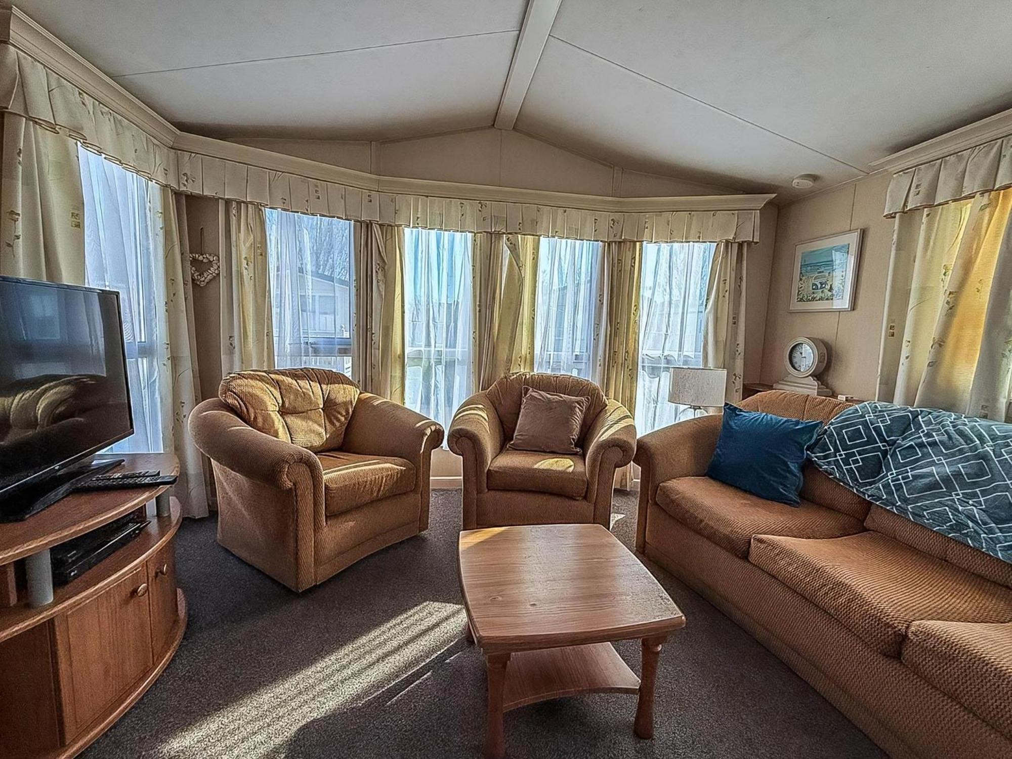 8 Berth Caravan With Decking To Hire At Naze Marine In Essex Ref 17045Nm Уолтон-он-Наз Экстерьер фото