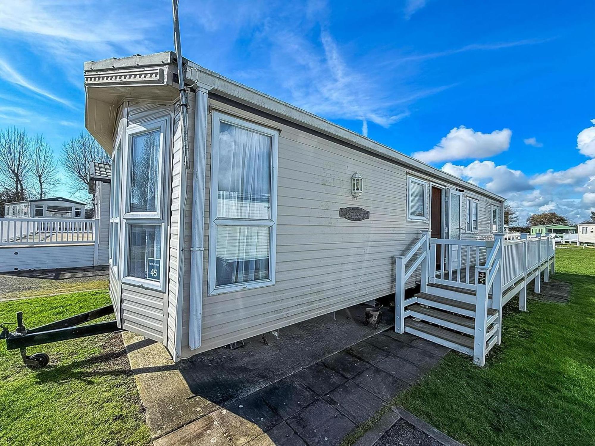 8 Berth Caravan With Decking To Hire At Naze Marine In Essex Ref 17045Nm Уолтон-он-Наз Экстерьер фото